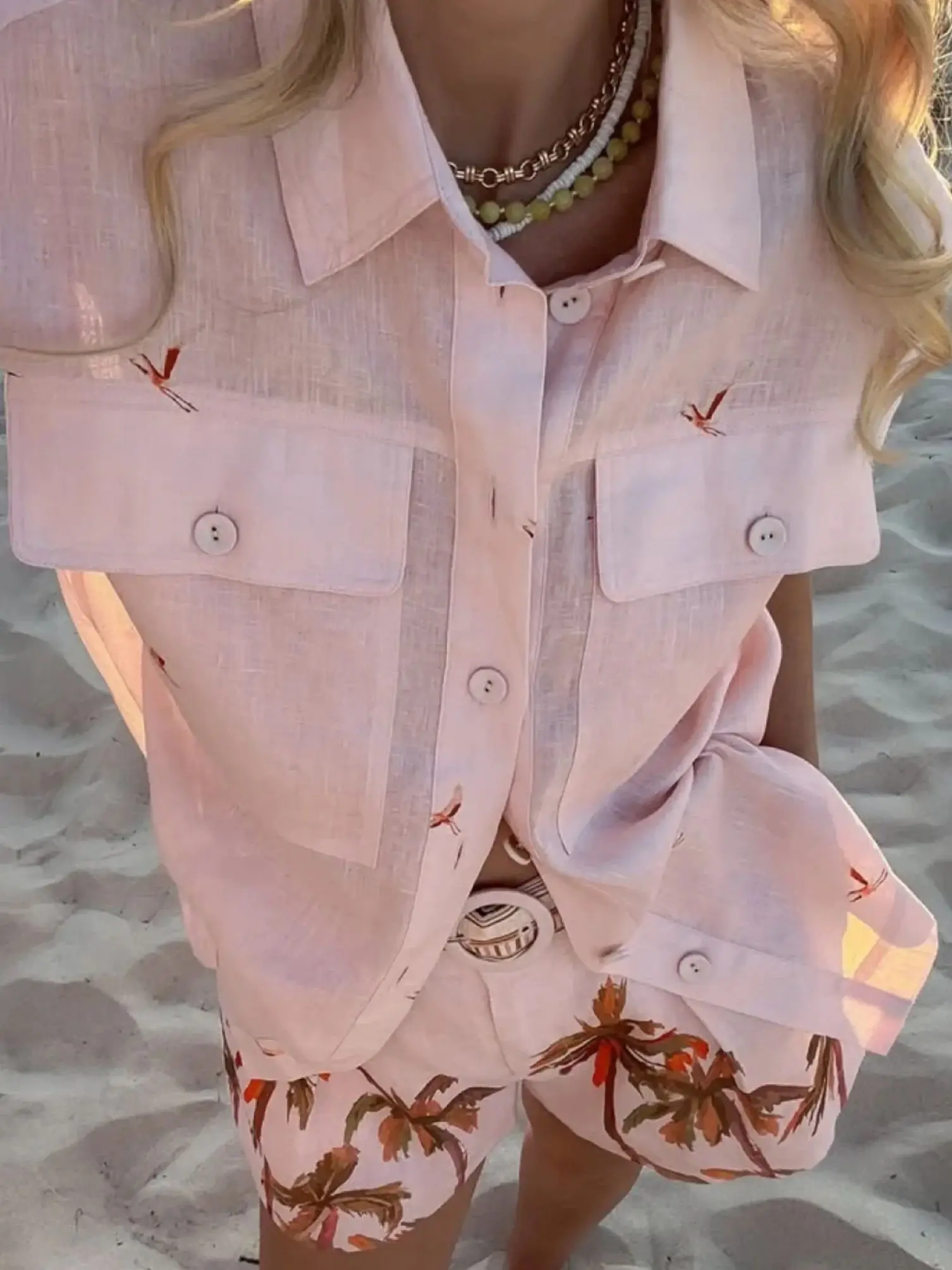 

Женский модный комплект с принтом: розовые шорты с высокой талией + рубашка с отложным воротником, коротким рукавом и однобортной застежкой, свободный повседневный костюм