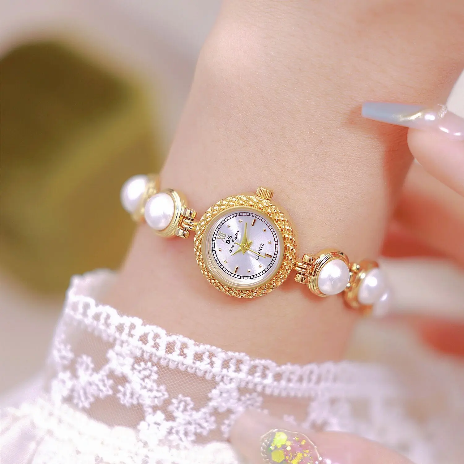 

2024 Retro Pearl Bracelet Small Dial Gold Silver Quartz Women's Watch Luxury Rhinestone Waterproof and Elegant Ladies Watch FA18