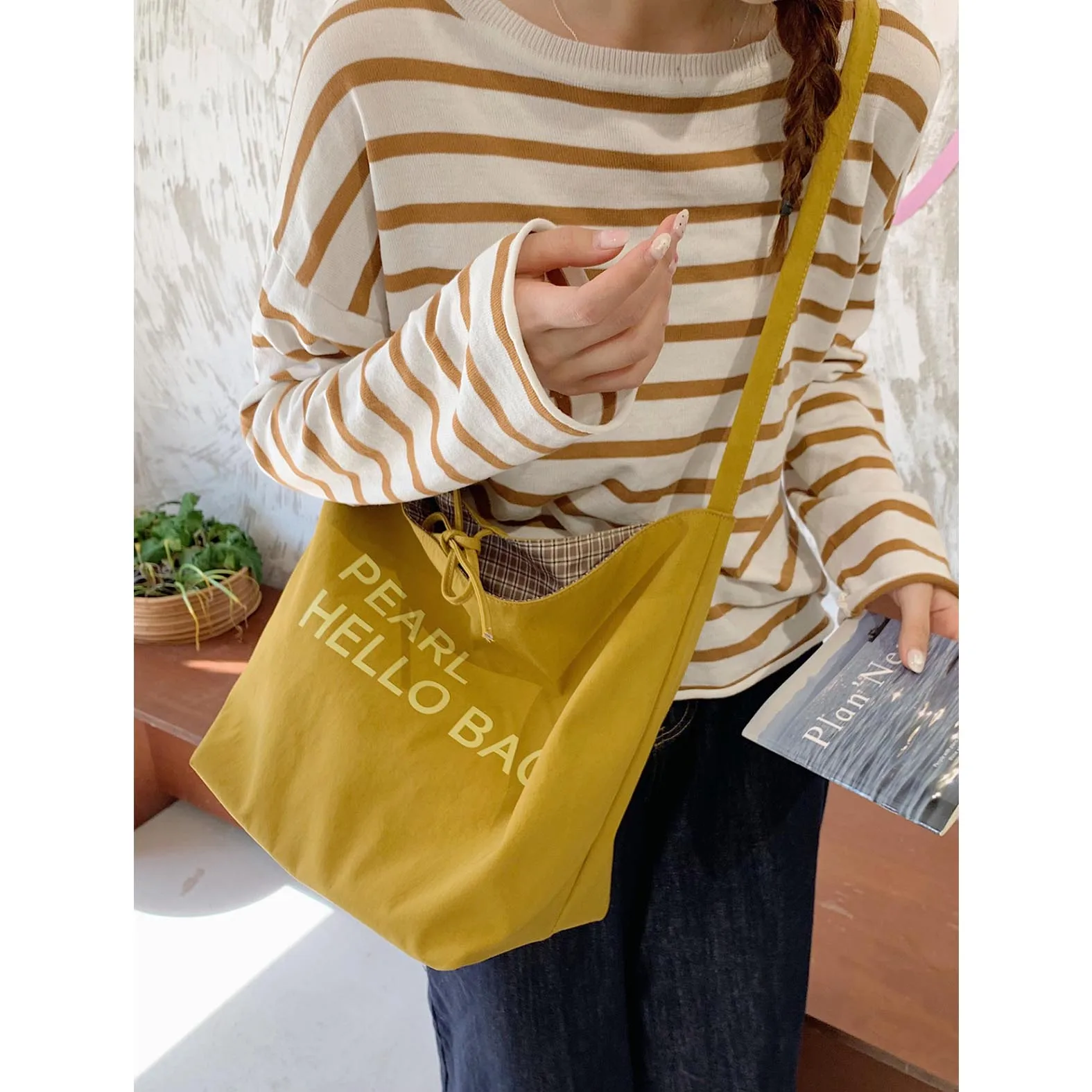 

Large capacity minimalist college canvas letter crossbody bag for women, 2025 new commuting cloth bag for women