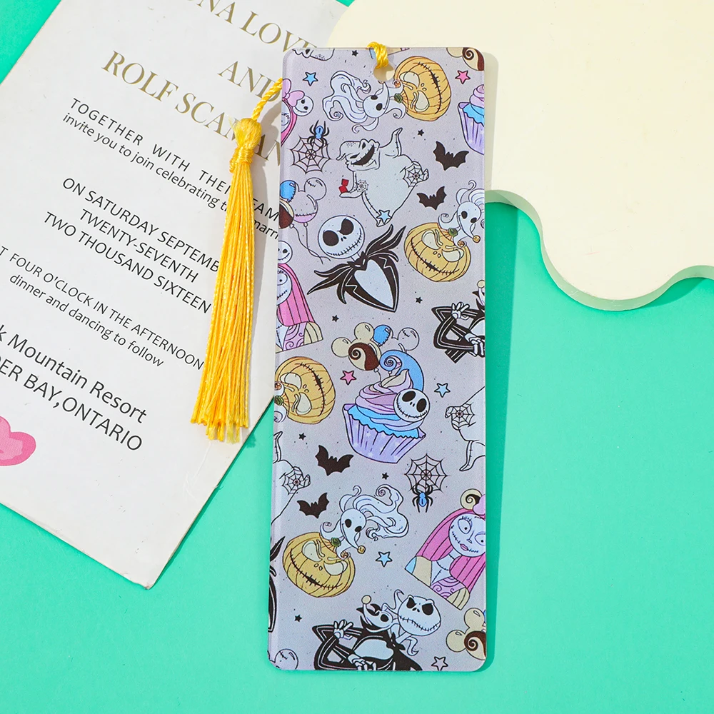 

Кошмар перед Рождеством — тематическая закладка: с персонажами, как Джек Скеллингтон, желтая кисточка, идеально подходит для фанатов.