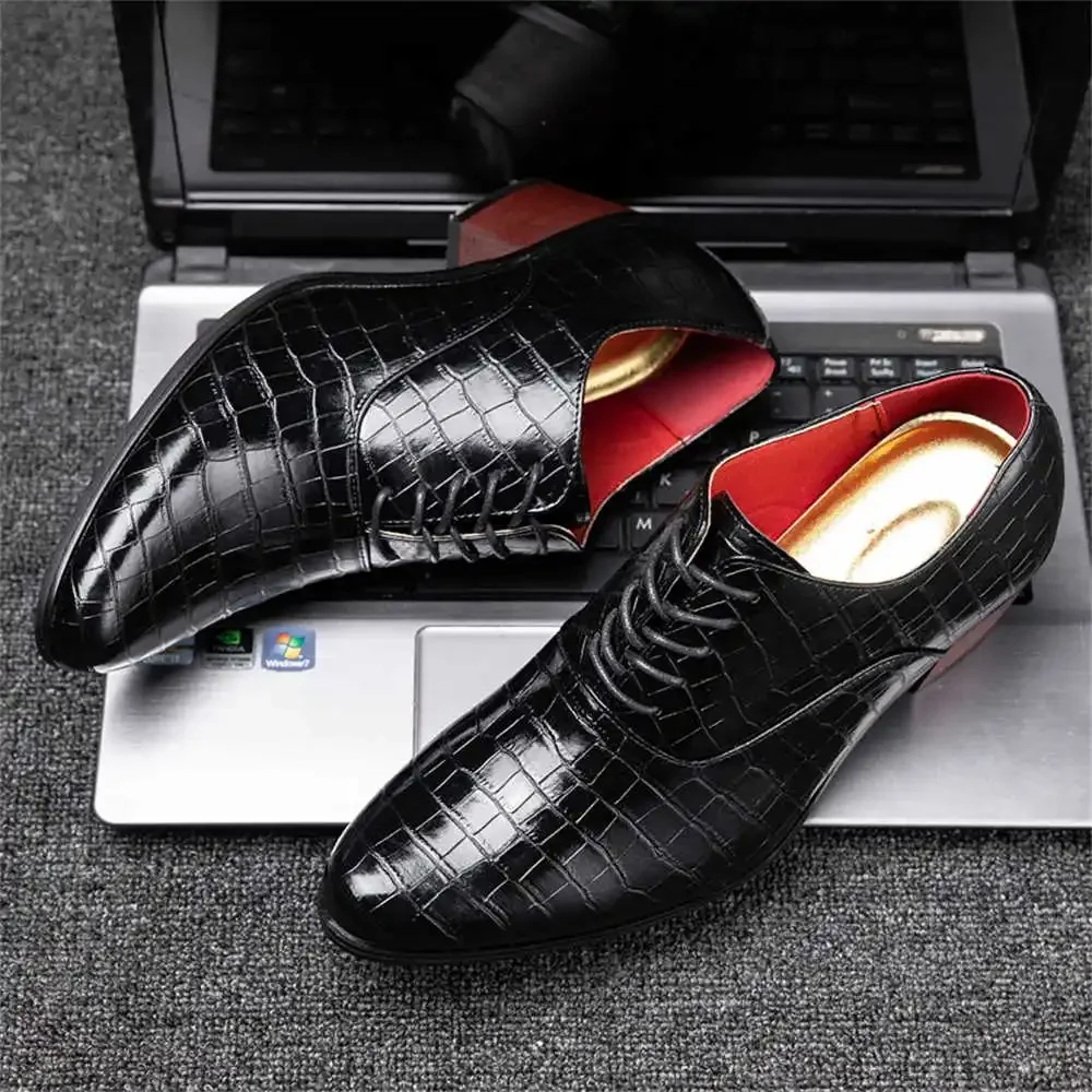 Tacones para novio, zapatos blancos y negros, zapatos de tacón para hombre, zapatos de vestir elegantes de lujo para hombre, zapatillas deportivas del modelo de China