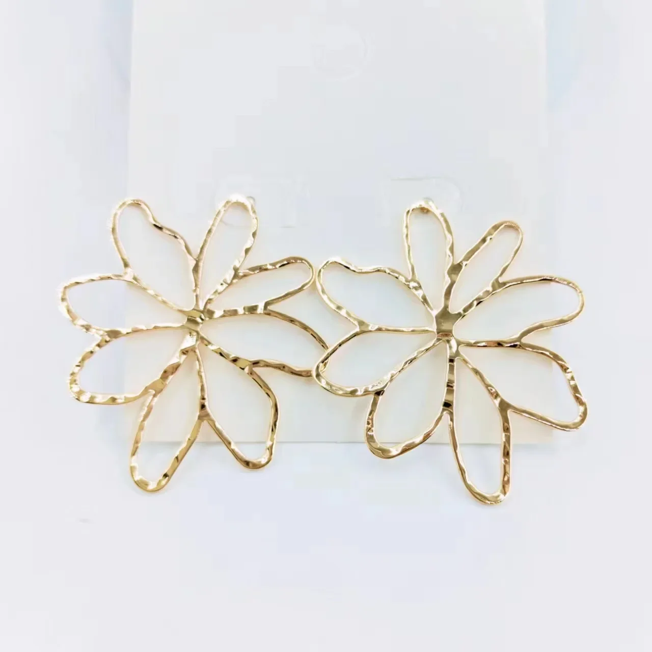 Fashion Hollow Irregular Flower Earrings Personality Minimalist Style Metal Lines Flower Earrings New Wholesale