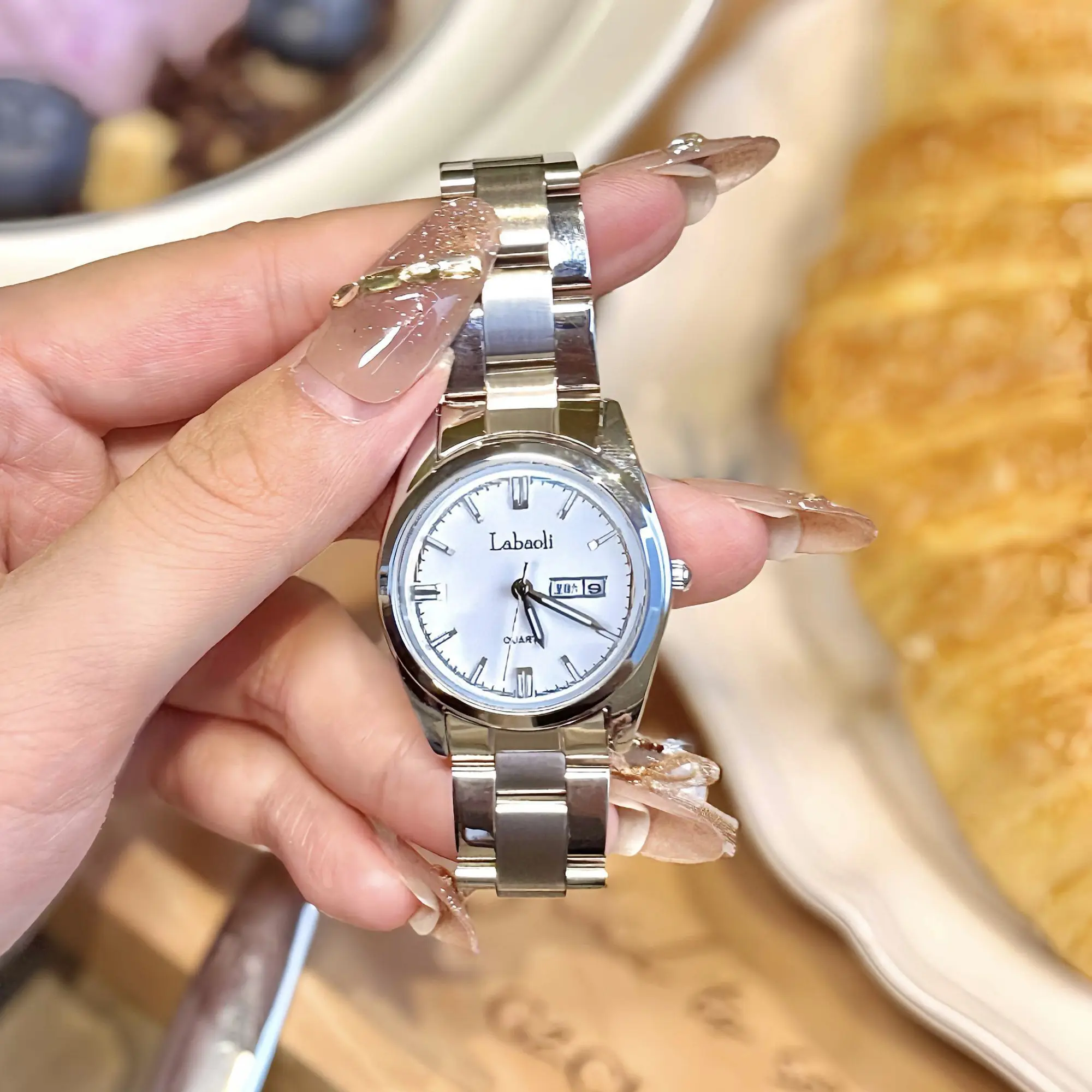 ساعة أنيقة للسيدات بنفس النمط ساعة تقويم مزدوجة خفيفة فاخرة بقرص صغير ومزاج بسيط للسيدات ساعة فاخرة عالية الجودة