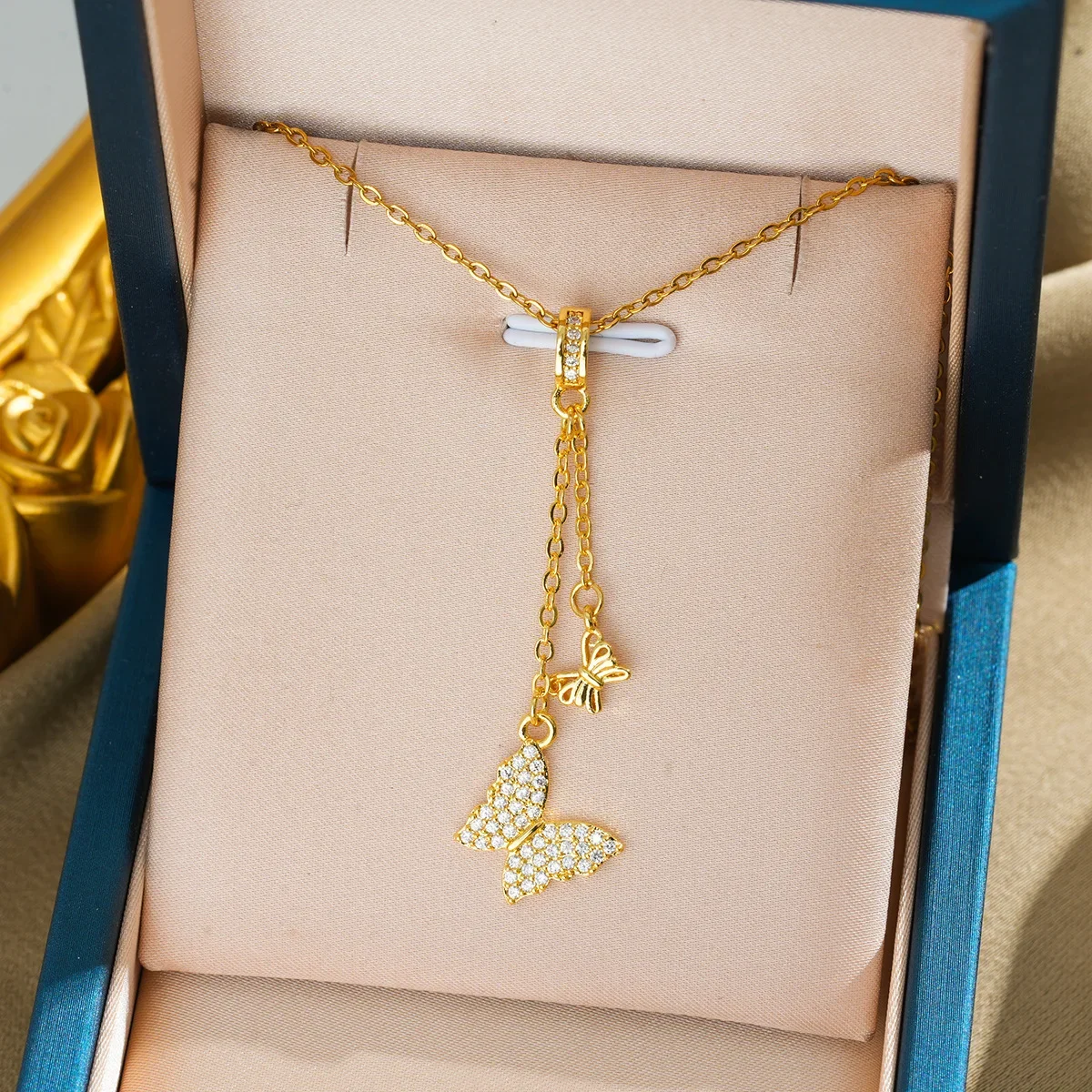 Deze twee vlinders zijn zeer delicaat. De nieuwe zomerketting van titanium staal met kwastjes en vlinder is een veelzijdige vrouw.