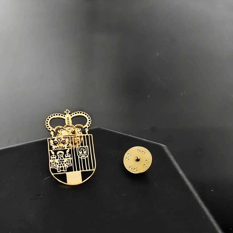 Custom Royal Family Logo Brooch Custom Stainless Steel Pattern Badge Personalized Company Club Collar Pin Anti Allergy Wholesale