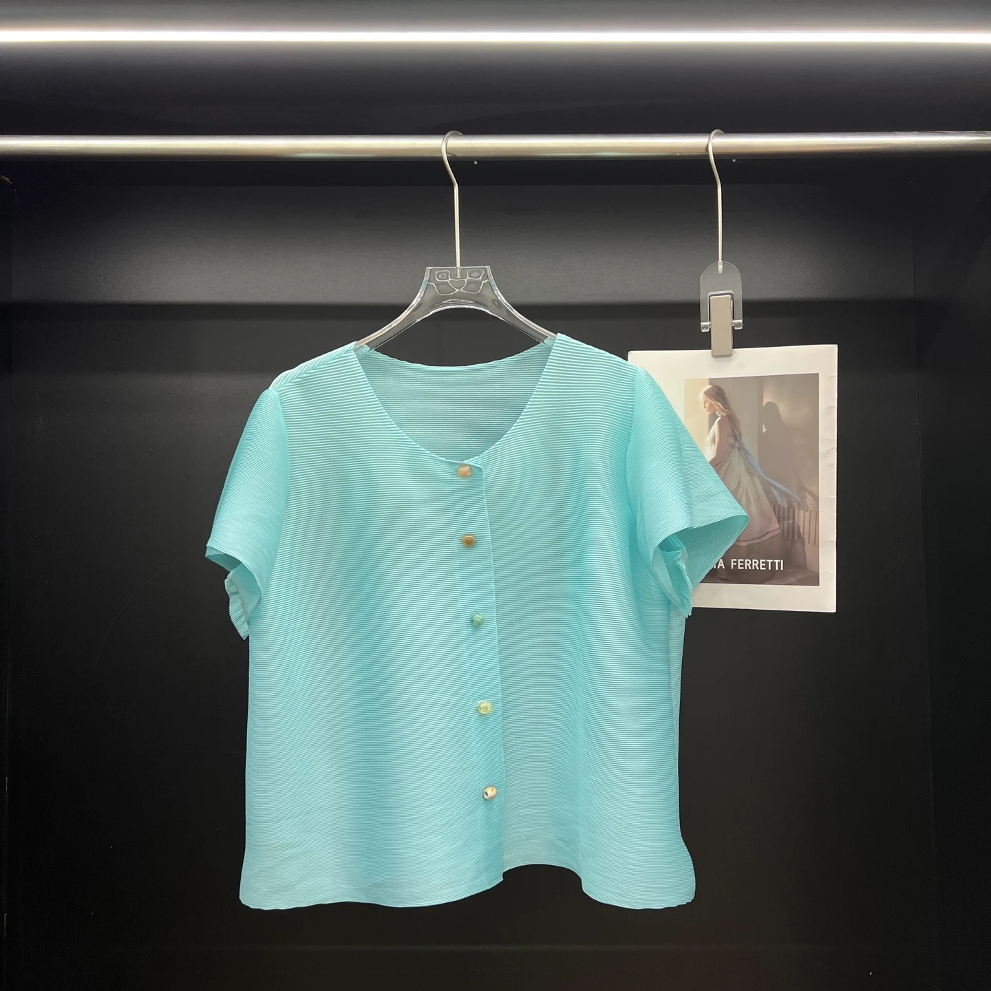 Miyake จีบเสื้อสเวตเตอร์ถักสีทึบ 2025 ฤดูร้อนใหม่แฟชั่นหลวมรอบคอแขนสั้นเสื้อยืด