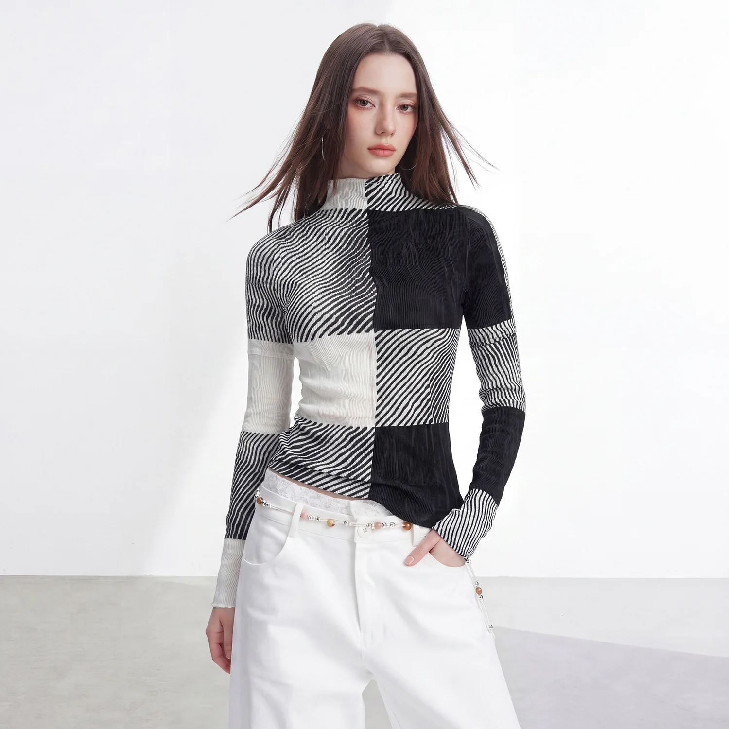 High-end versatile base layer top, all-season, draped, pleated, thin, long-sleeved, slim fit, textured Miyake T-shirt