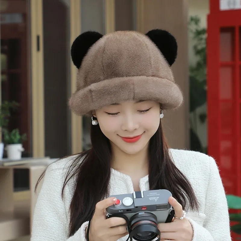 A warm and cute velvet hat for women in autumn winter The ear-ear makes face small basin