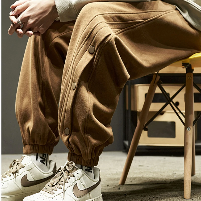 กางเกงวอร์มผู้ชายสีดำ กางเกงทำงานสไตล์ฮาราจูกุ กางเกงลำลองสำหรับผู้ชาย เสื้อผ้าผู้ใหญ่สไตล์วินเทจ มีเชือกผูก เอวหลวม สีพื้น สำหรับฤดูใบไม้ร่วง