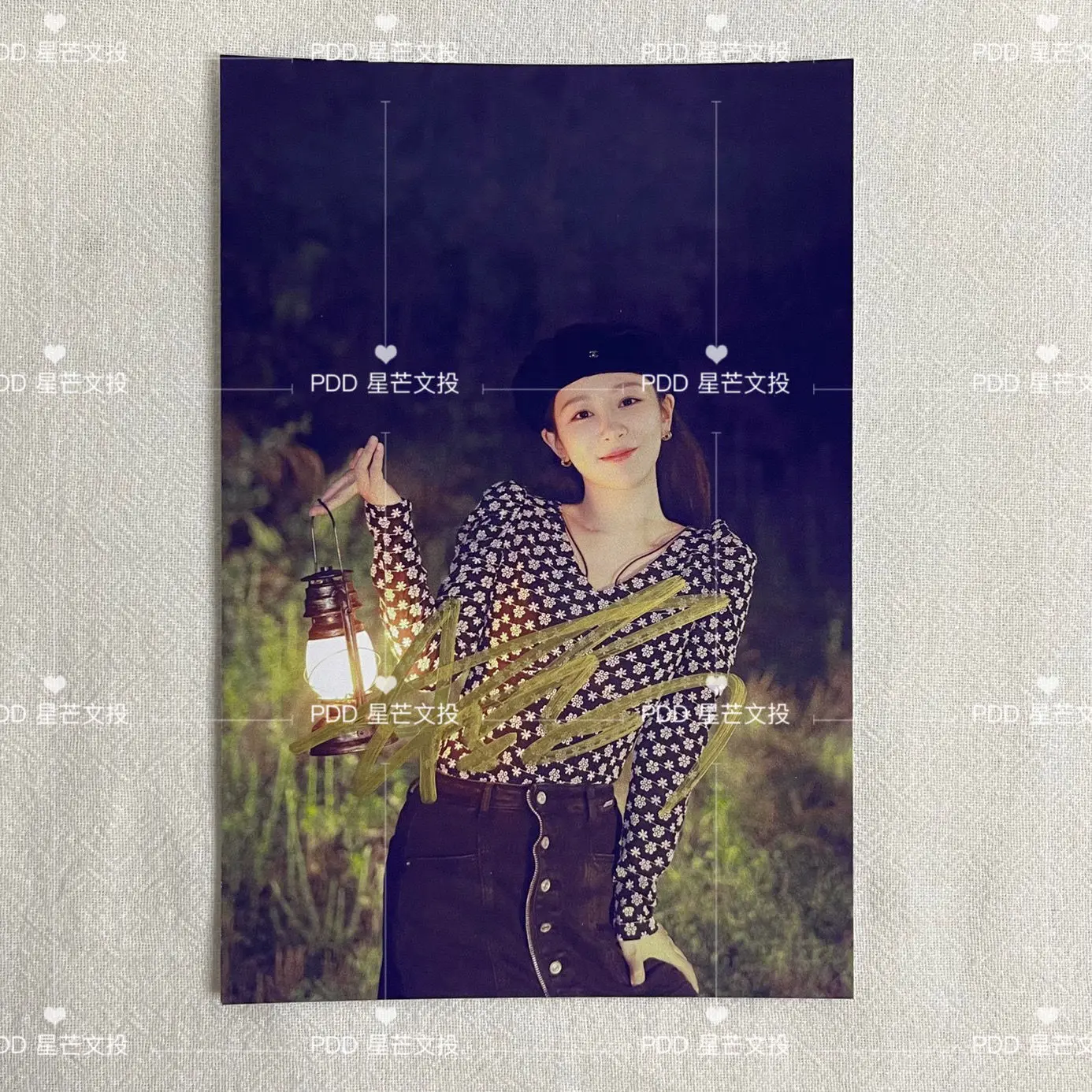 Chinese star Yang zi autographed photo 6-inch non printed birthday gift for friend