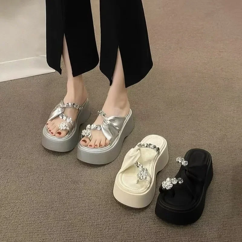 

Сандалии с бриллиантами, универсальные новые летние тапочки на толстой подошве, увеличивающие рост, уличная пляжная обувь, модельная женская обувь 2025 г.