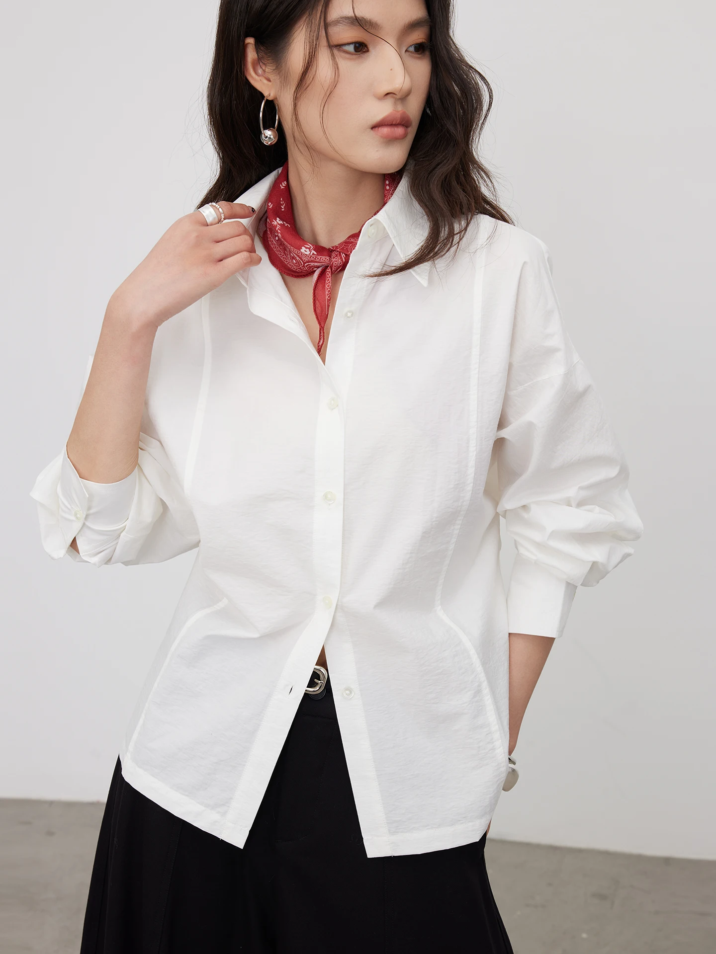 

Женская рубашка KEARA: дизайнерская модель, приталенный крой, хлопковая смесь, длинный рукав, пуговицы на воротнике, дизайн с пуговицами на спине, микротекстура с эффектом мятости, весна