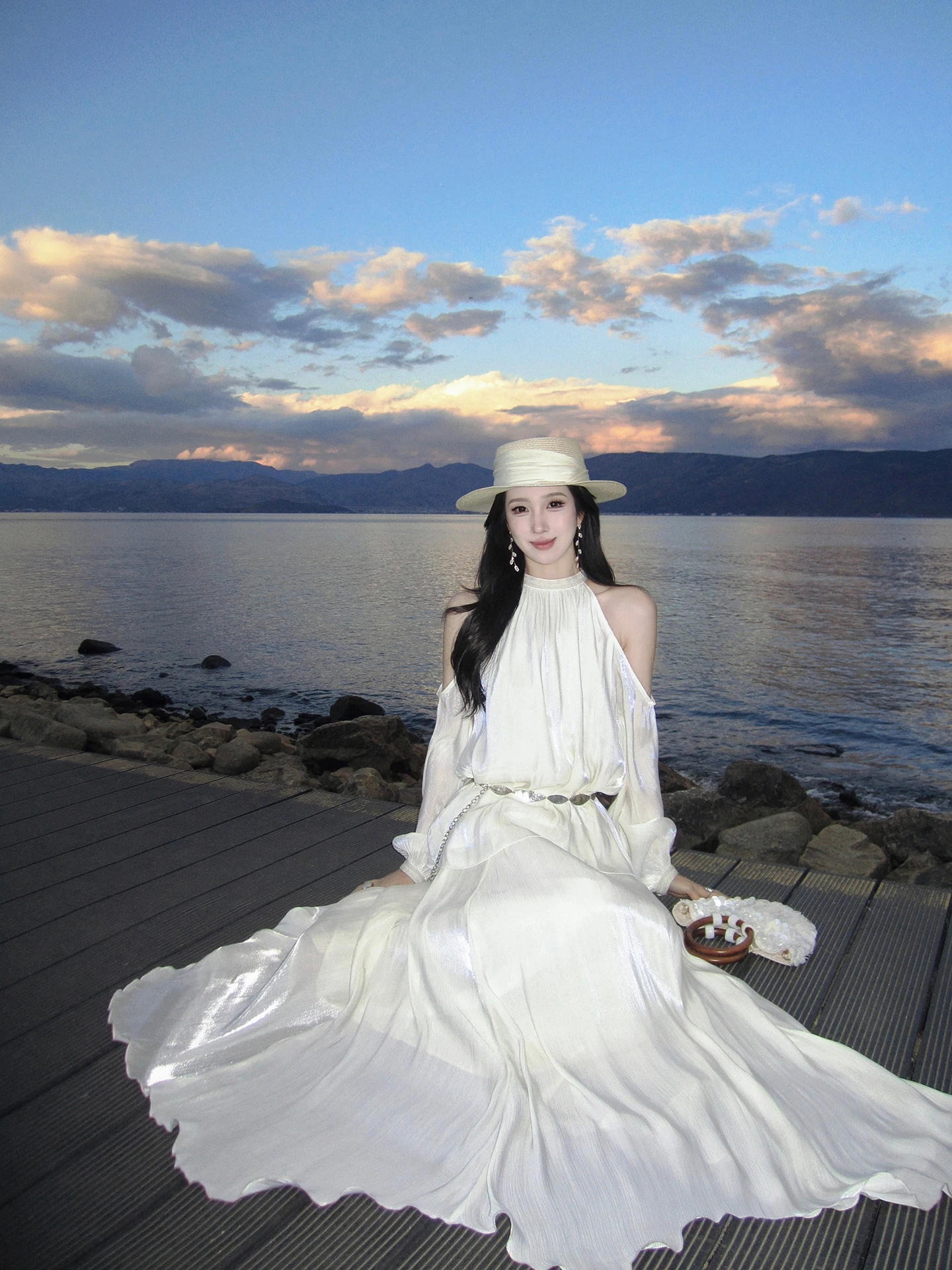 

Элегантный атласный комплект: топ с запахом и юбка миди с завышенной талией. Женская модная летняя коллекция 2026. Дышащий комплект с длинными рукавами свободного кроя.