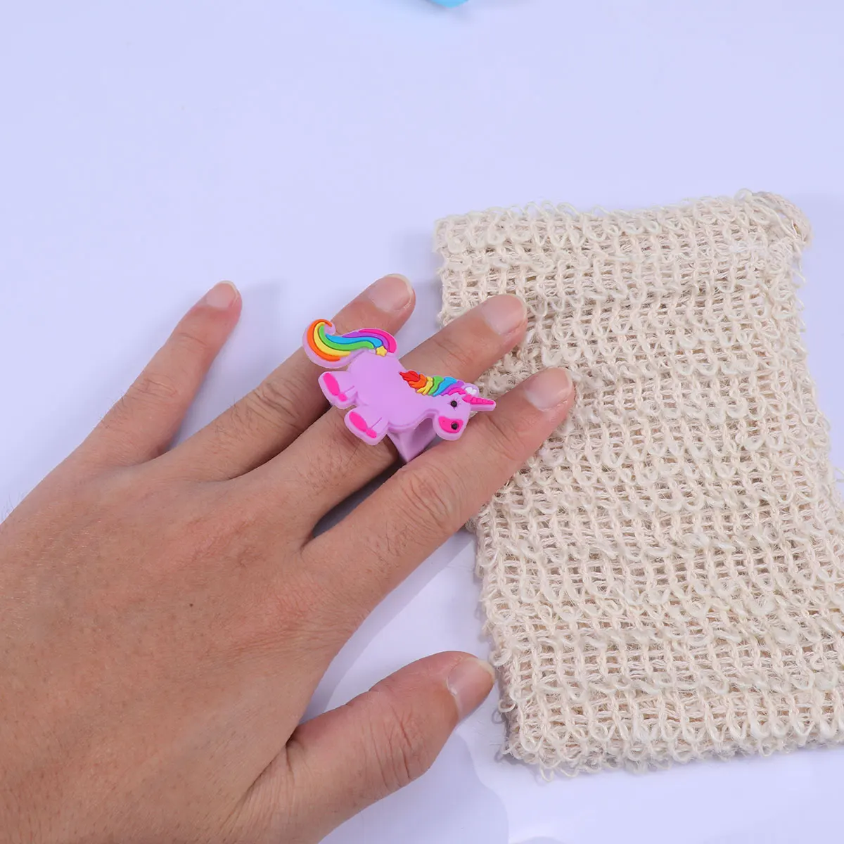 Anneau licorne de dessin animé, 4 pièces, Bracelet, pince à cheveux, cadeaux de fête pour enfants, Costume Flexible et écologique violet