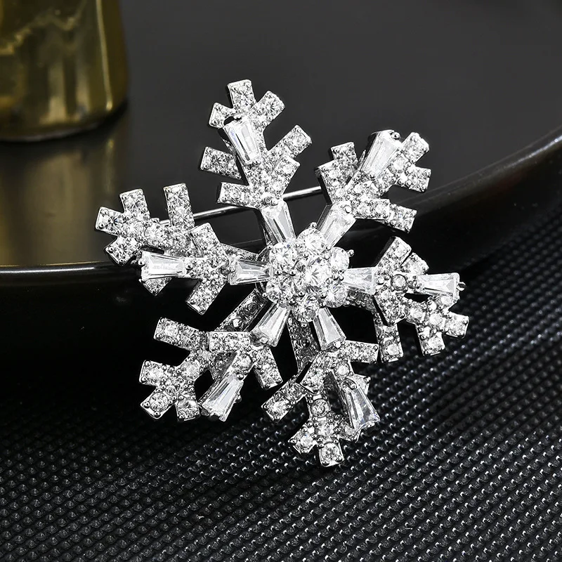 Rotatable Luxury Sparkling Crystal Snowflake Brooch Lucky Auspicious Pin Winter Coat Dress Accessory For Women Daily Party Gift