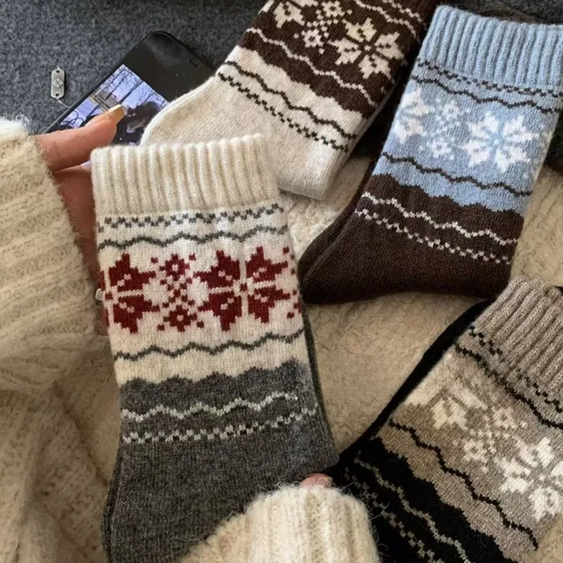 

4 Pairs Adult Women's Mid-calf Socks Thick Autumn and Winter Knit Thermal Sock Woman Grip Fancy Women Socks Wholesale Hosiery