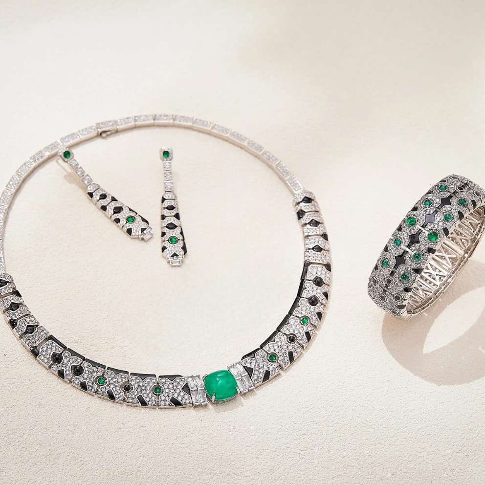 conjunto-de-joyeria-ayjewelry-con-collar-aretes-brazalete-y-anillo-con-estampado-de-leopardo-negro-turquesa-azul-corindon-rojo-y-calcedonia-verde