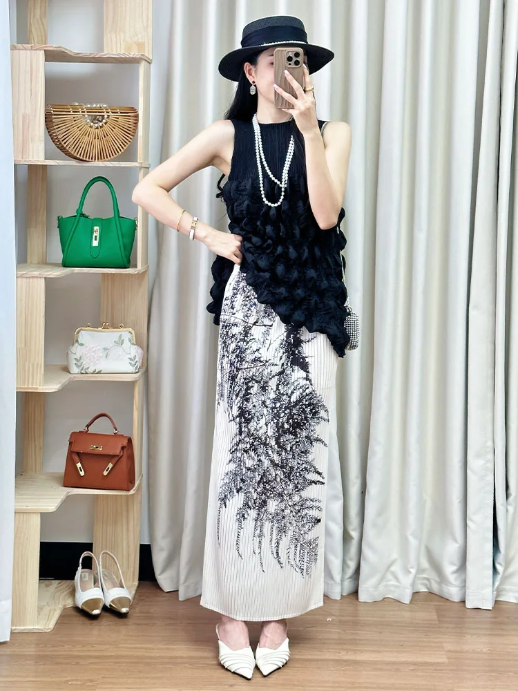 

Черный летний комплект: свободный топ без рукавов и плиссированная юбка с цветочным принтом, юбка средней длины с круглым вырезом и складками.