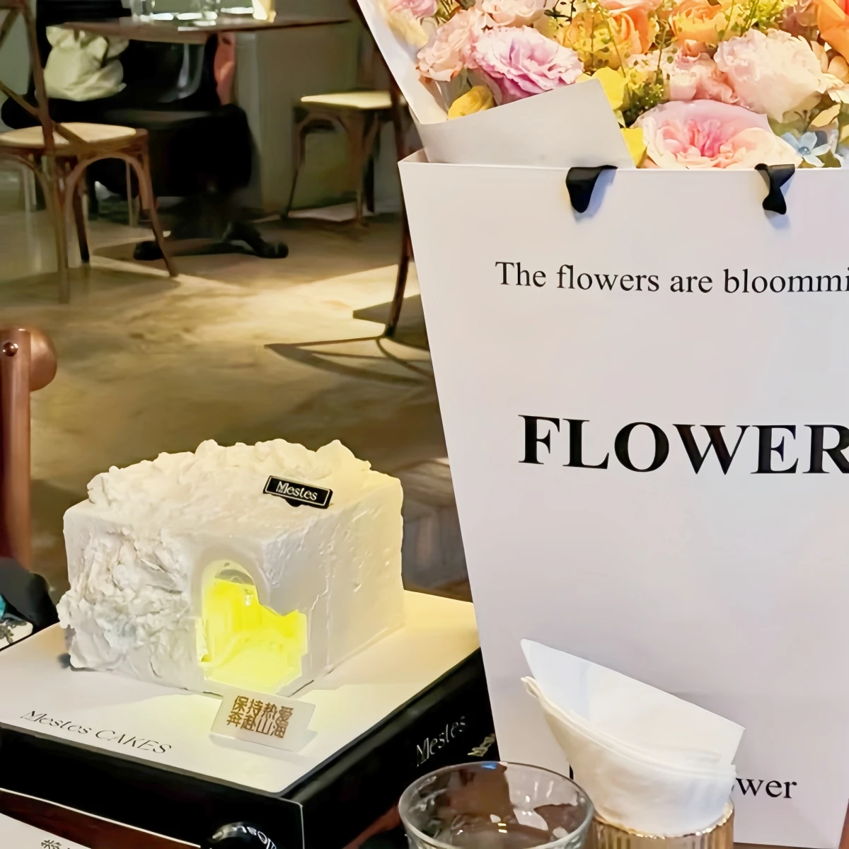5 Stück/10 Stück Weiße Trapezförmige Blumenstrauß-Verpackungen aus Karton, Elegante Geschenktüten für Hochzeiten, Valentinstag und Abschlussfeiern für Rosen – Detail 5