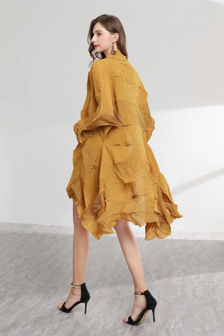 Irregular pleated coat, 2026 Spring/Autumn new style, pleated trench coat with lapel, factory direct sales.