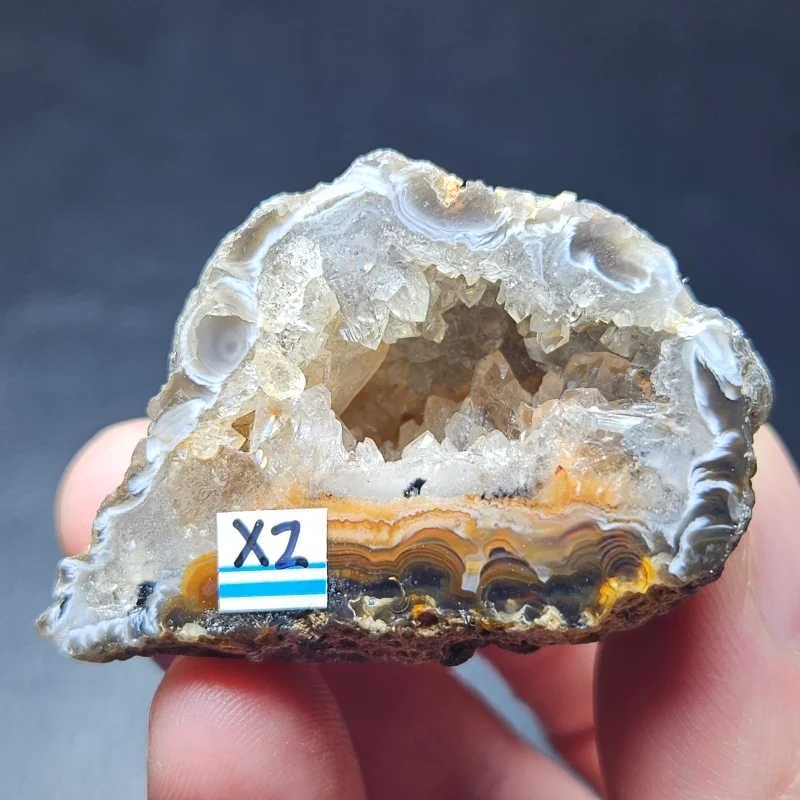 حوض كنز كريستال عقيق ريش مدغشقر طبيعي عالي الجودة مع قطعة تزيين مفتوحة مبتسمة