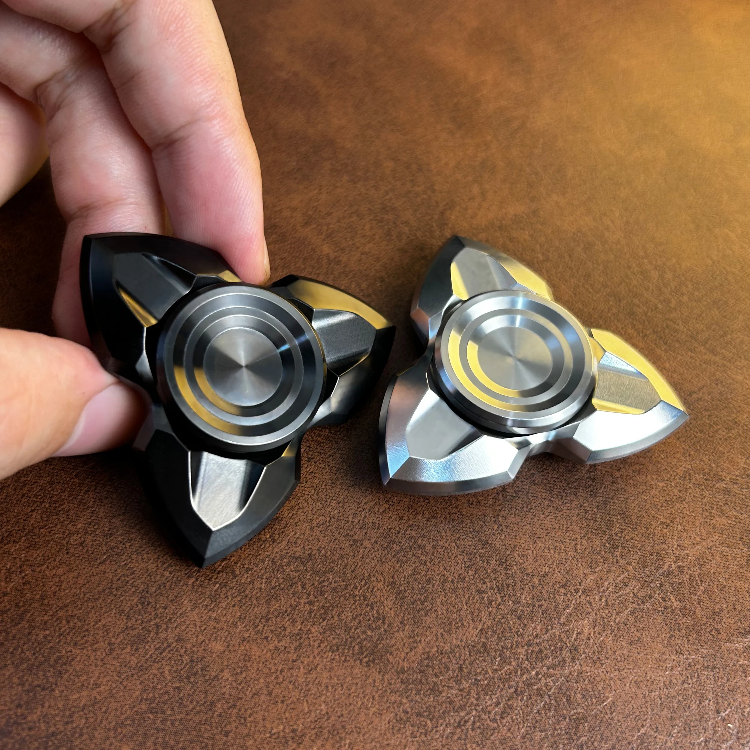 ฟิดเจ็ตสปินเนอร์แบบสามใบพัด Valkyrie และ Apache XL ให้ความรู้สึกในการหมุนมือแบบเร็ว ผลิตจากสแตนเลส 304 ด้วยกระบวนการ CNC