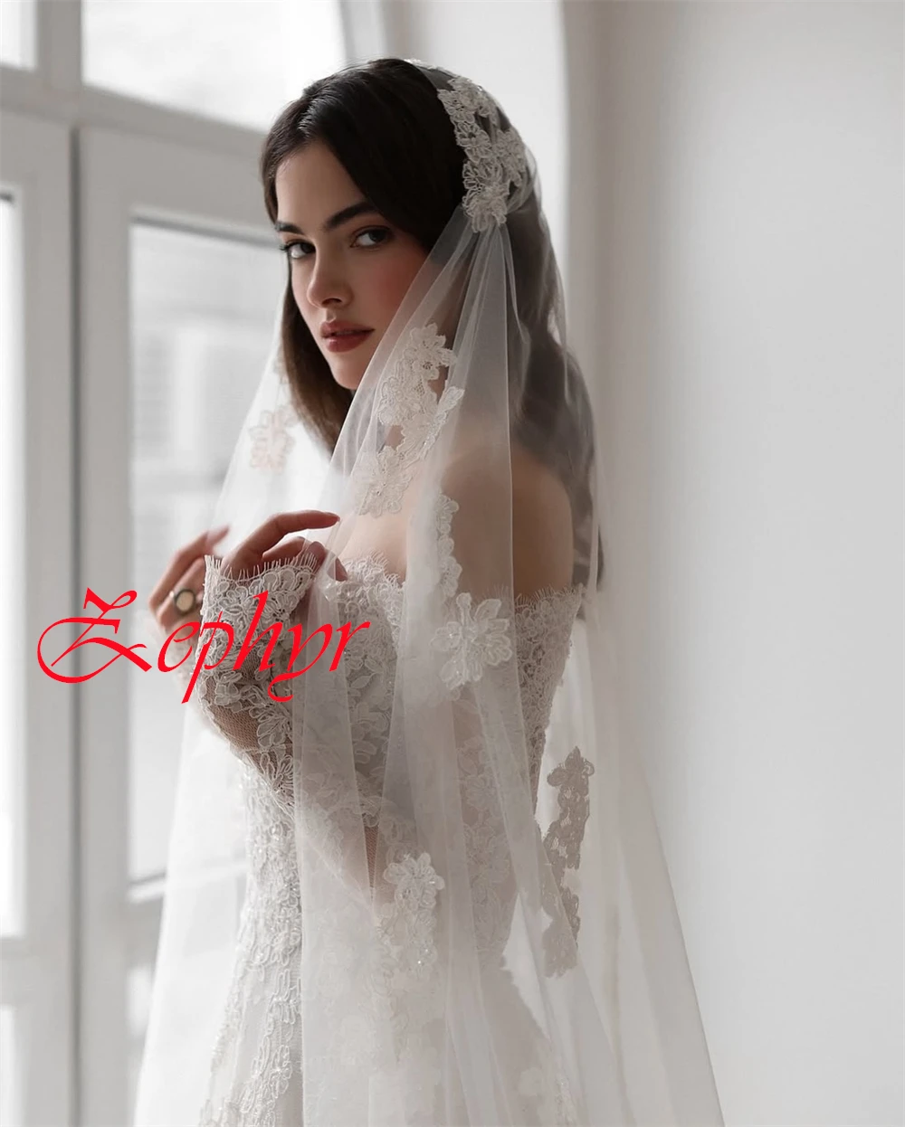 Robe de mariée en dentelle blanche exquise personnalisée, élégante, sans bretelles, manches longues, traîne chapelle, dos nu, avec des Appliques