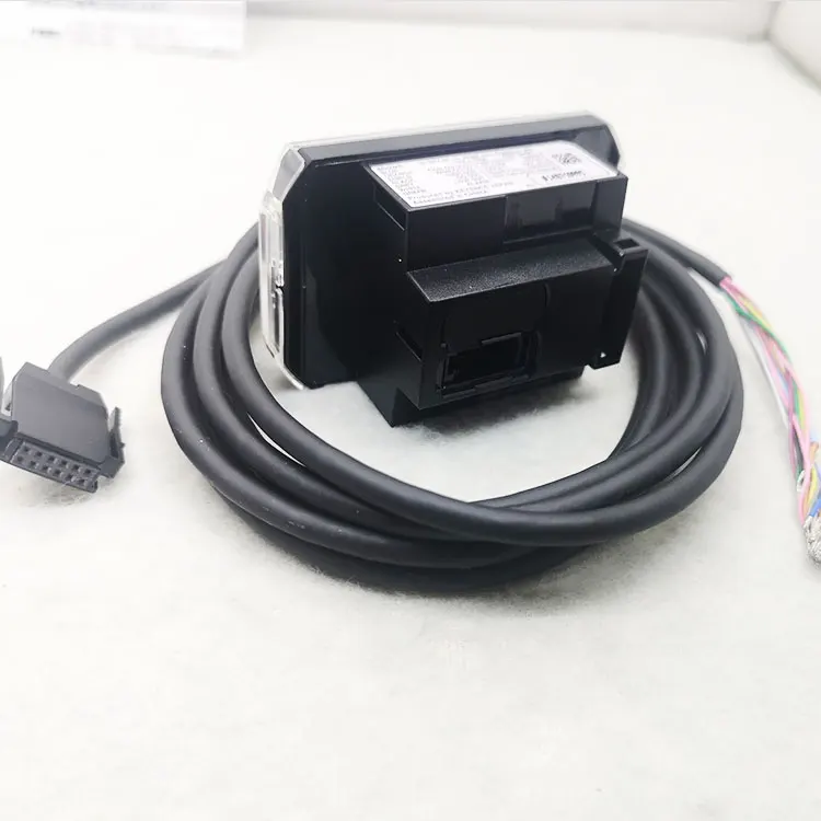 

Brand new original Keyence IL-1500 laser displacement sensor amplifier unit panel mounting type one year warranty