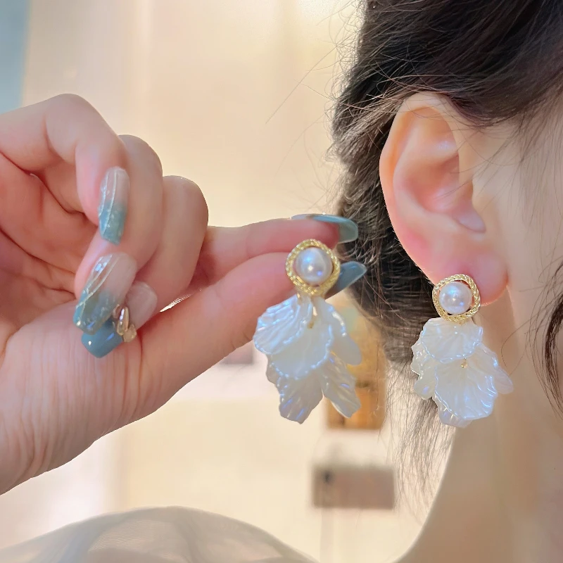 2025 New Fashion Glossy Scallop Ear Clips Gift Women Temperament Simple Korean White Shell Flower Clip on Earrings No Piercing