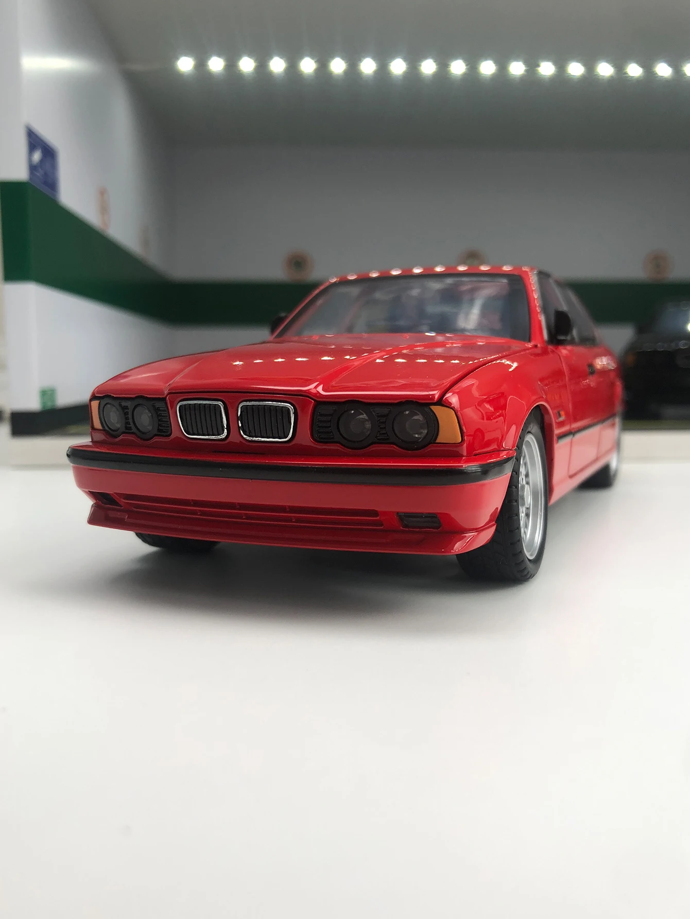 1:24 Simulated Zinc Alloy M5 Retro Car, Static Ornament, Metal Collectible Gift Car