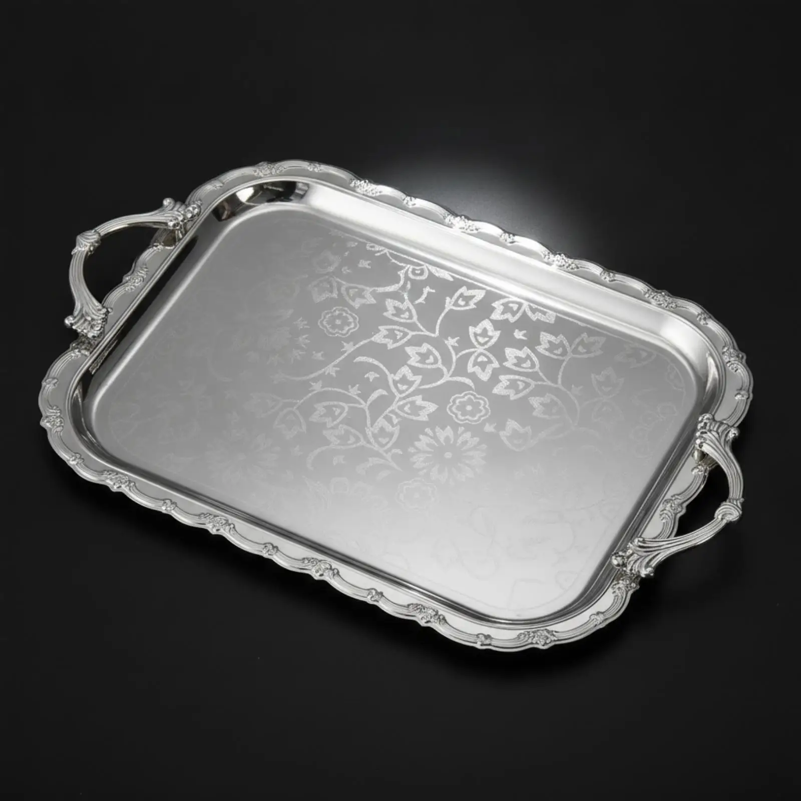 Plateau de service en acier inoxydable poli avec motif floral orné en relief et bords surélevés pour une décoration élégante de table de buffet