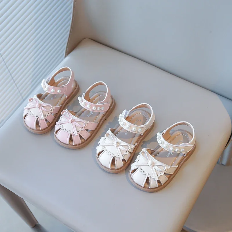 

Girls Sandals 2025 Summer Kids Beach Shoes Toe-capped Anti-kick with Bow-knot Hollow with Pearls Beaded Princess Sweet Chic Soft