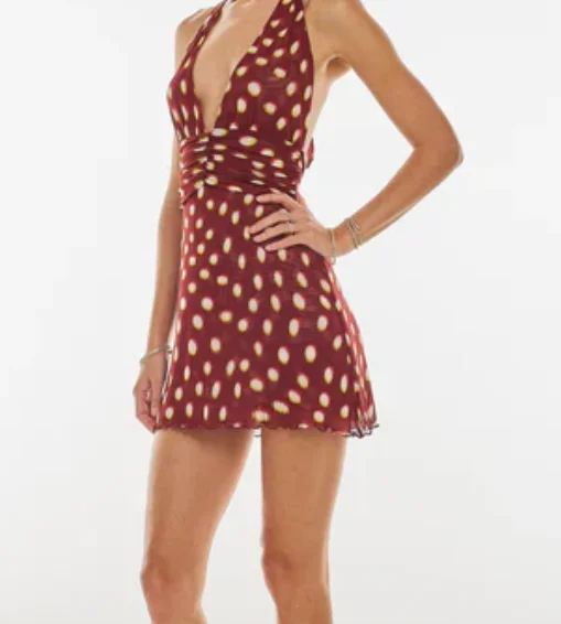 فستان نسائي عصري مطبوع عليه نقاط البولكا مثير بياقة على شكل v وحزام رقبة رسن بدون ظهر فستان قصير قصير 2025 صيفي جديد للحفلات