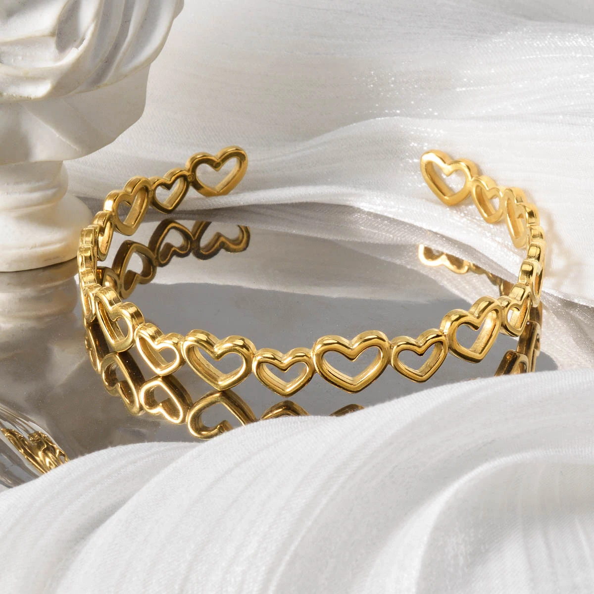 

Gold Plated Interlocking Hollow Heart Open Bracelet Sweet Cool Style Luxury Romantic Women Fashion Jewelry Gift Valentine‘s Day’