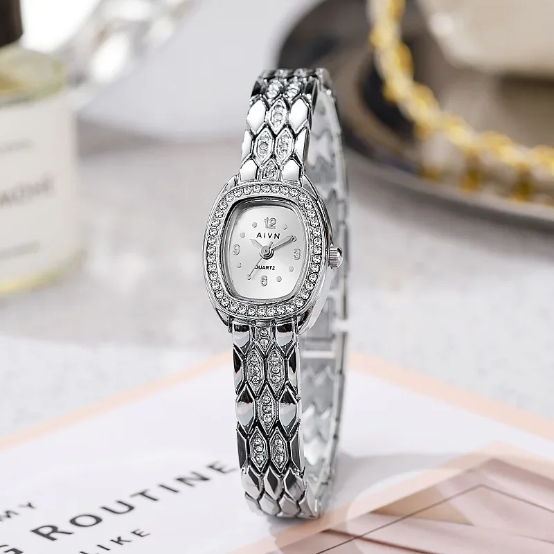Orologio al quarzo da donna alla moda Orologio da polso di lusso con borchie di diamanti Orologio da polso da donna per ragazza Dropshipping Relojes Para Mujer