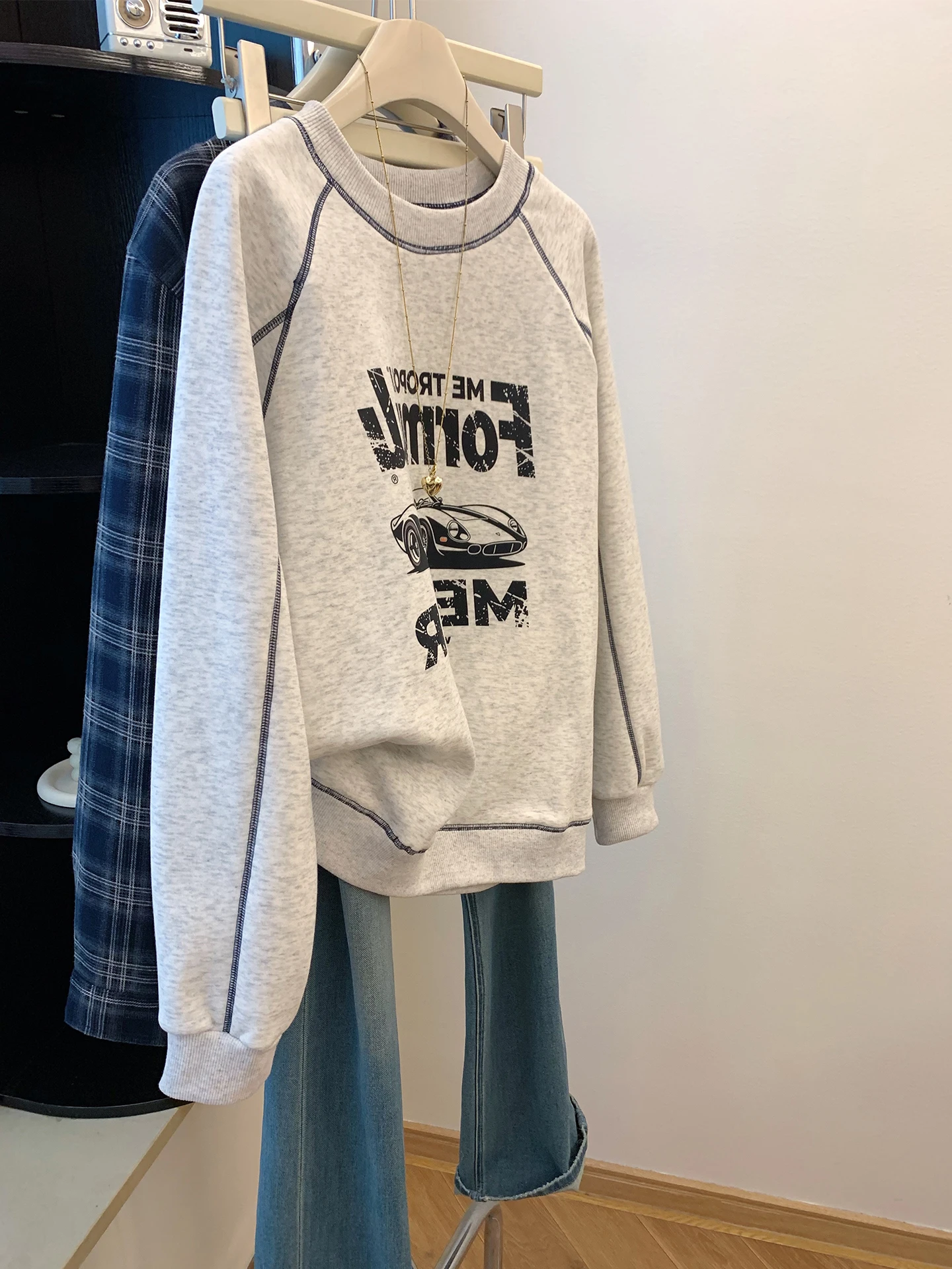 

Свитшот свободного кроя с круглым вырезом и длинными рукавами, с контрастным буквенным принтом, универсальный, для весны и осени, в стиле lazy style.