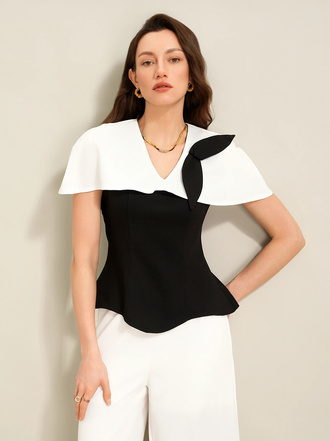 ชุดกางเกงลำลองคอวีสีดำขาวคลาสสิกสำหรับการค้าข้ามพรมแดนจากยุโรปและอเมริกา