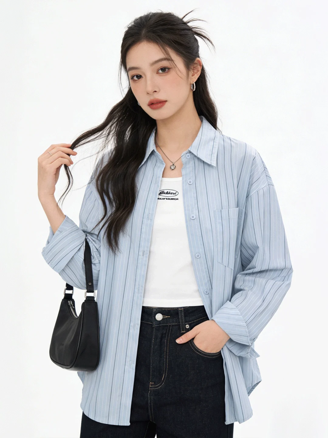 

Повседневный комплект из двух предметов: укороченный топ с вышивкой и полосатая рубашка с защитой от солнца в корейском молодежном студенческом стиле. Весенняя мода.