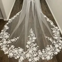 Precioso velo de novia de encaje con perlas y flores 3D de una capa hasta la catedral para novia