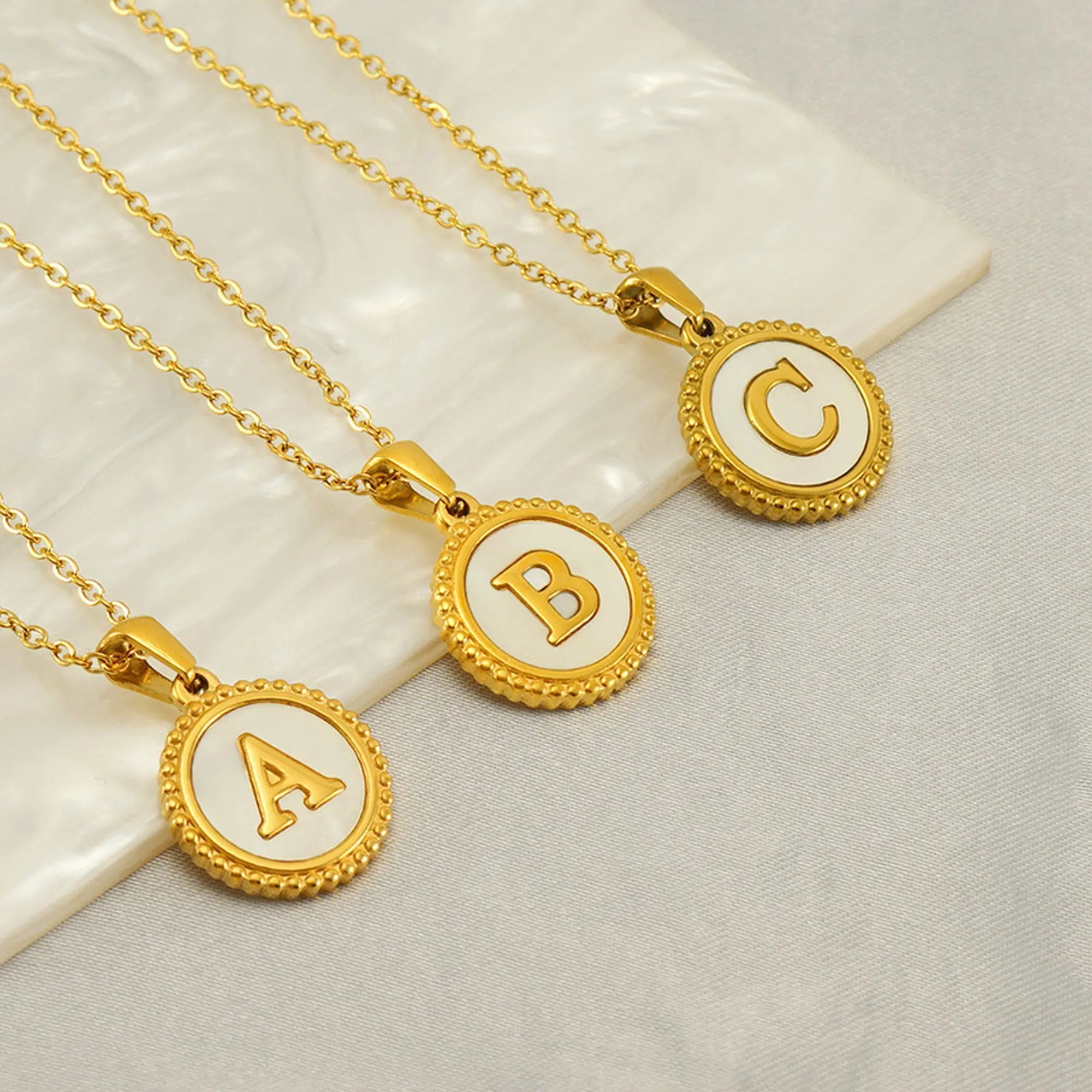Simple and elegant stainless steel vintage letter circular heart pendant gold-plated necklace, female capital 26 letter gift
