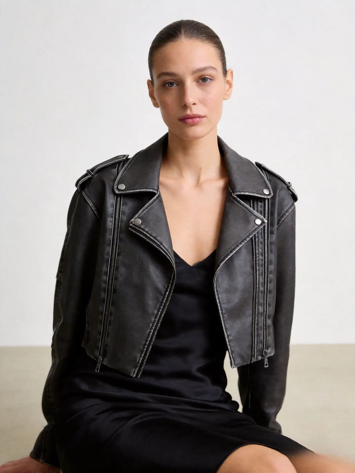 Autumn and winter short PU fashion distressed washed leather jacket  motorcycle jacket Women's zipper jacket leather jacket
