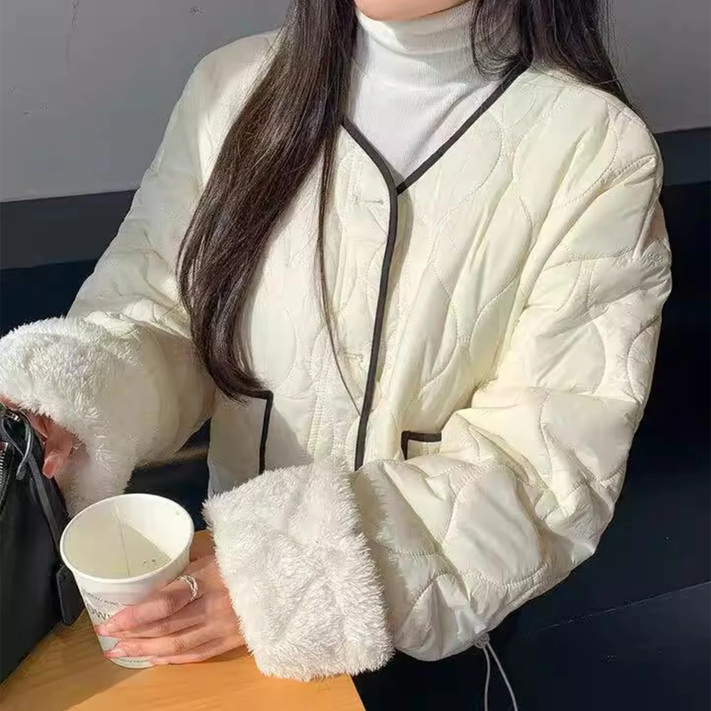 เสื้อโค้ทผ้าฝ้ายทรงหลวม แขนยาว คอวี แต่งขอบสีตัดกันสไตล์เรโทร สำหรับผู้หญิง รุ่นใหม่สำหรับฤดูหนาว พร้อมเชือกผูกเอว