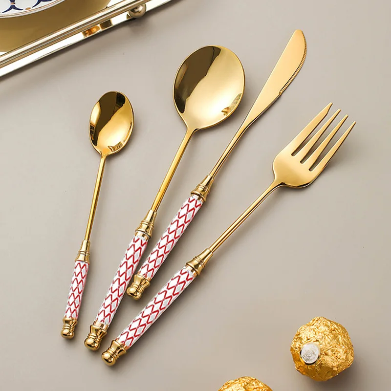 

Нержавеющая сталь, золото, фарфоровая ручка с титановым покрытием, красный ромбовидный узор, нож для стейка в западном стиле, вилка, ложка, десертная ложка
