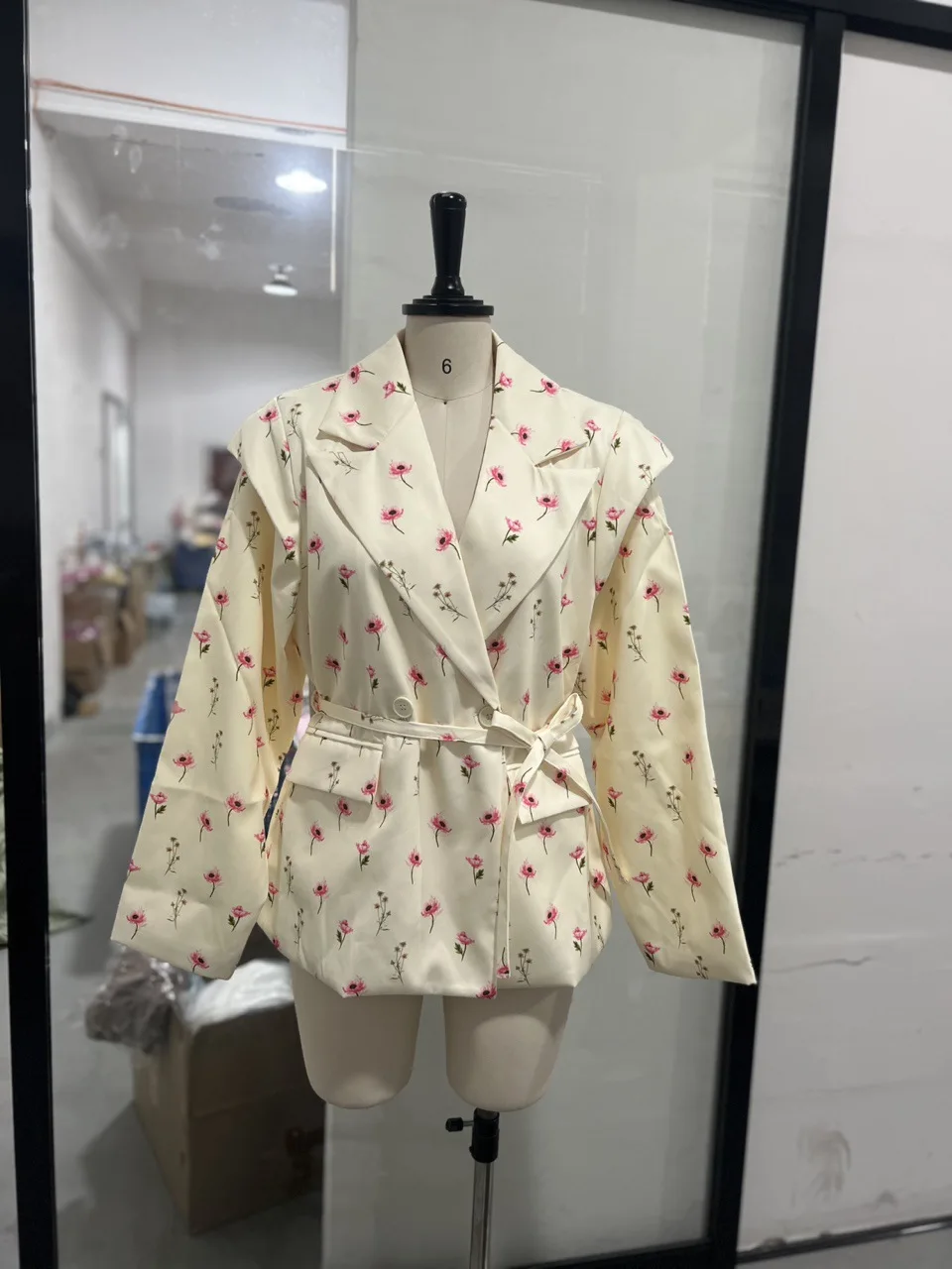 Tossy Elegante Anzugjacke für den Arbeitsweg, Damen, mit Schnürung, lockerer Schnitt, Taschen, Patchwork-Design, Revers, Party-Look, Oberbekleidung für Damen, Bandage-Mantel, Jacke. – Detail 12