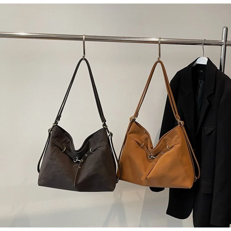 กระเป๋าสะพายไหล่ผู้หญิงคุณภาพเยี่ยม ผลิตจากหนังลายเซอร์วาล โดดเด่นด้วยดีไซน์บาหลี เรียบหรู น้ำหนักเบา นุ่มสบาย ใช้ได้ทุกวัน ดูทันสมัย ​