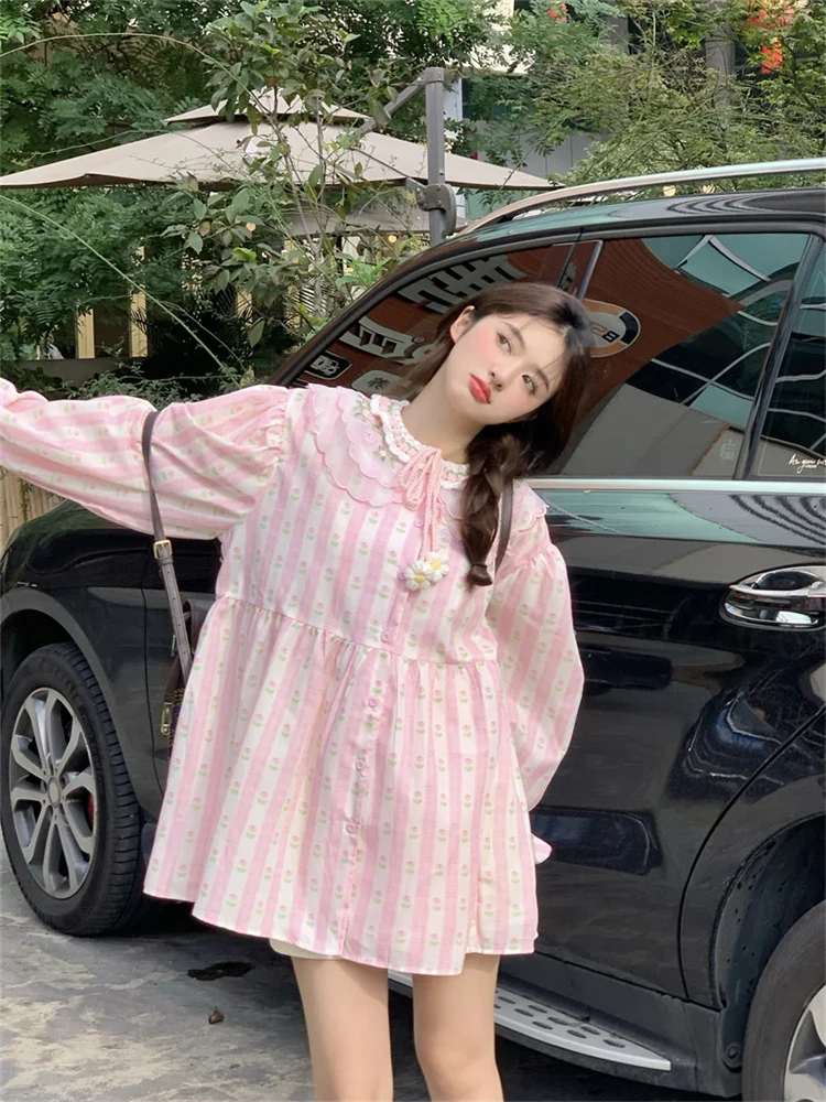 Abito a maniche lunghe oversize chic stile coreano Estate 2025 Mini abiti corti ricamati con fiori per bambole dolci allentati delle nuove donne