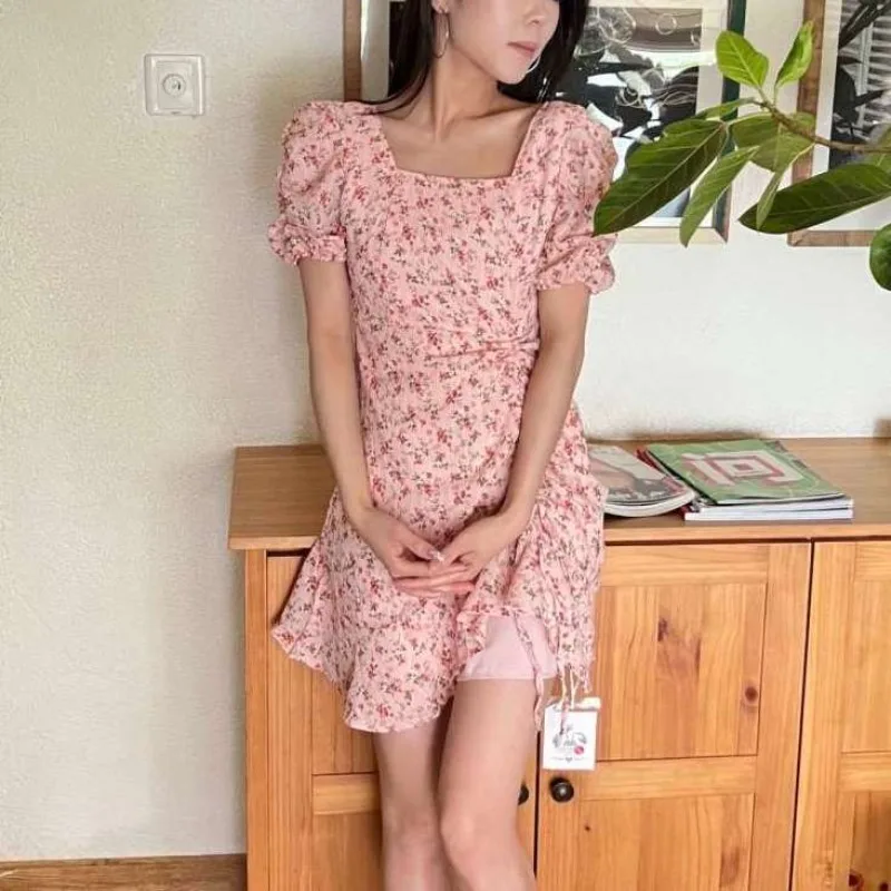 Robe à imprimé Floral pour femmes, avec plis, amincissante, col carré, petite Figure et jupe courte, nouvelle collection été 2025