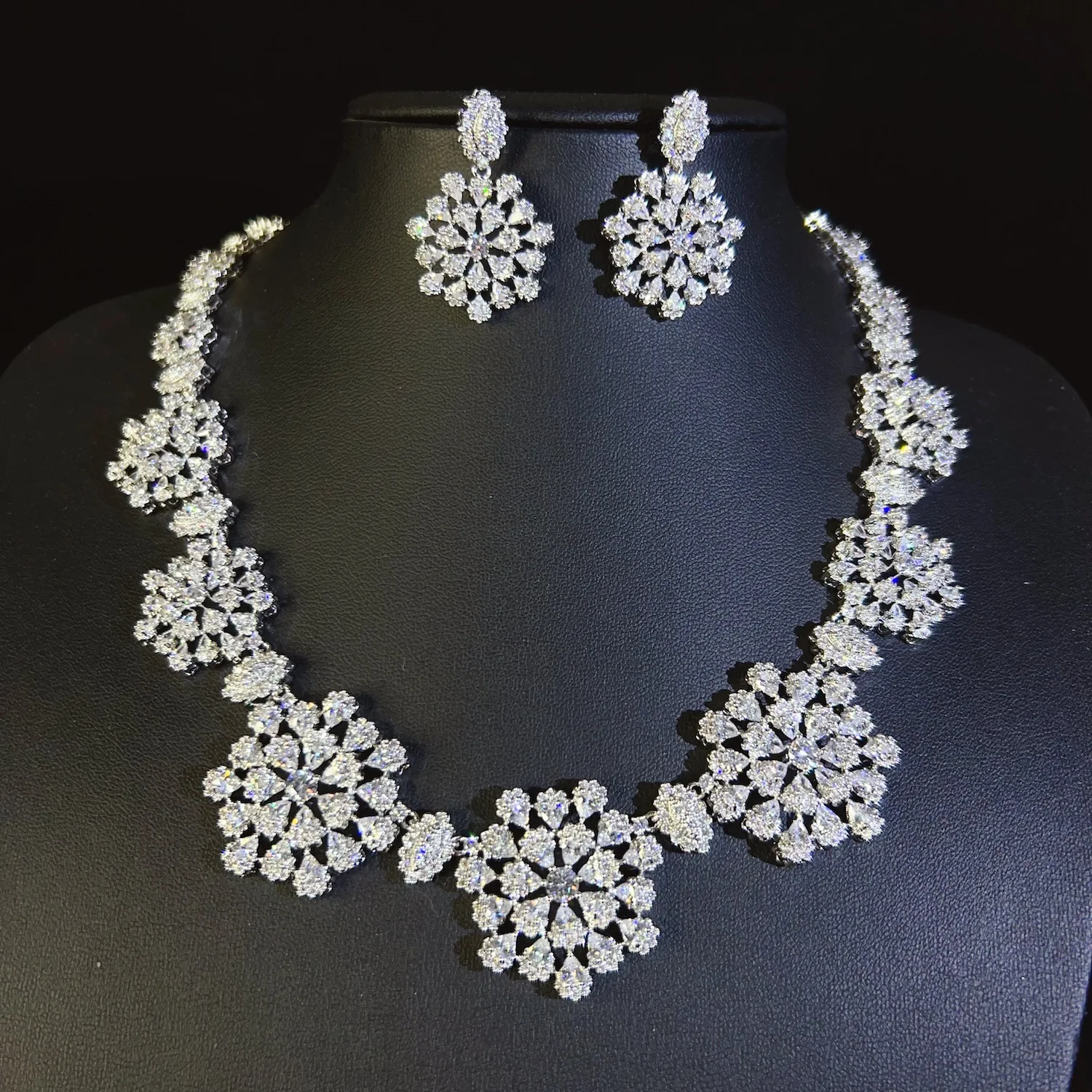 

Luxury Fashion Colorful Zircon Flower Necklace Earrings Set Light Luxury Elegant Banquet High Grade Jewelry Gift for Women