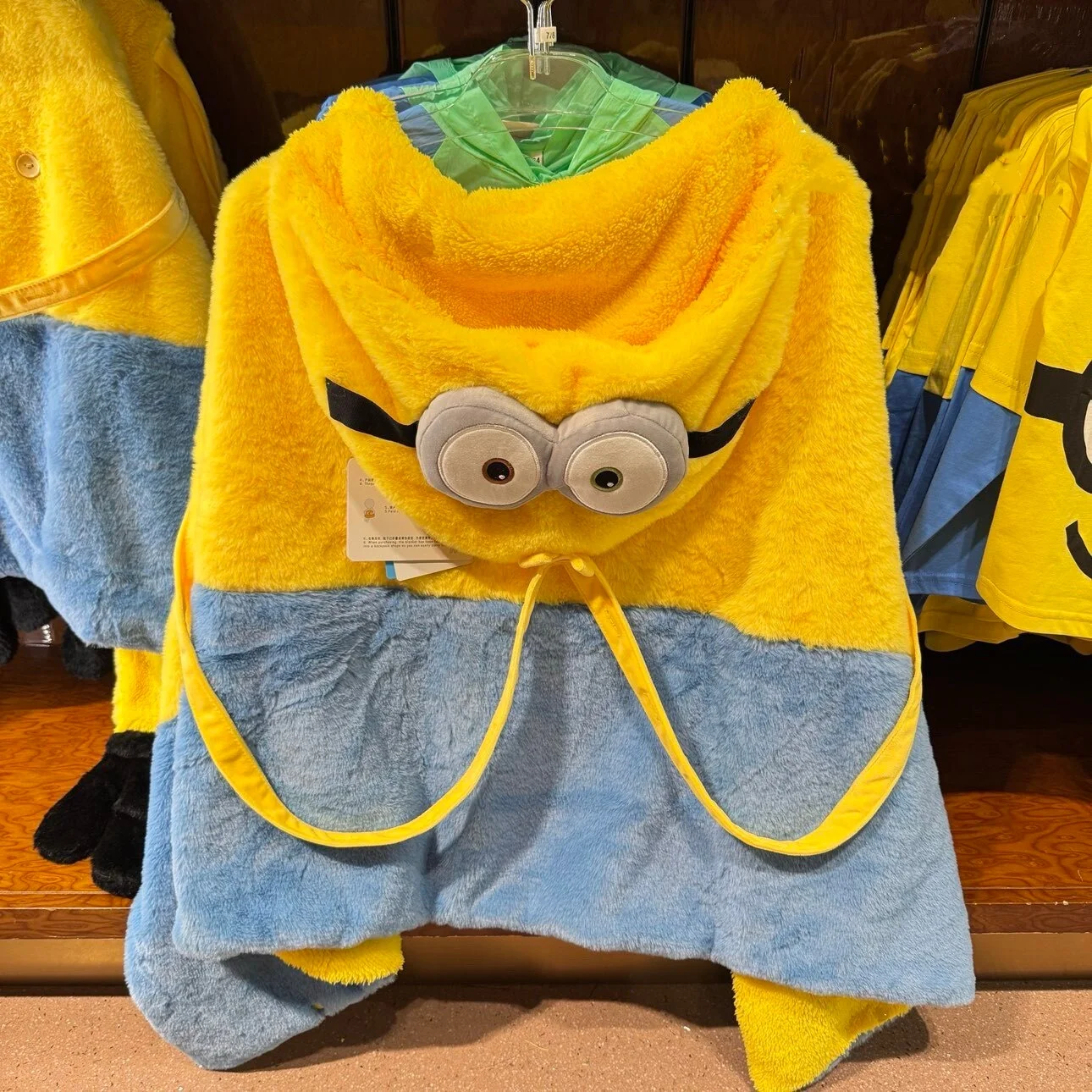Universal Studios Minion Plush Hooded Shawl Warm Blanket Cloak 150×85 cm, Souvenir Birthday Gift for Friends