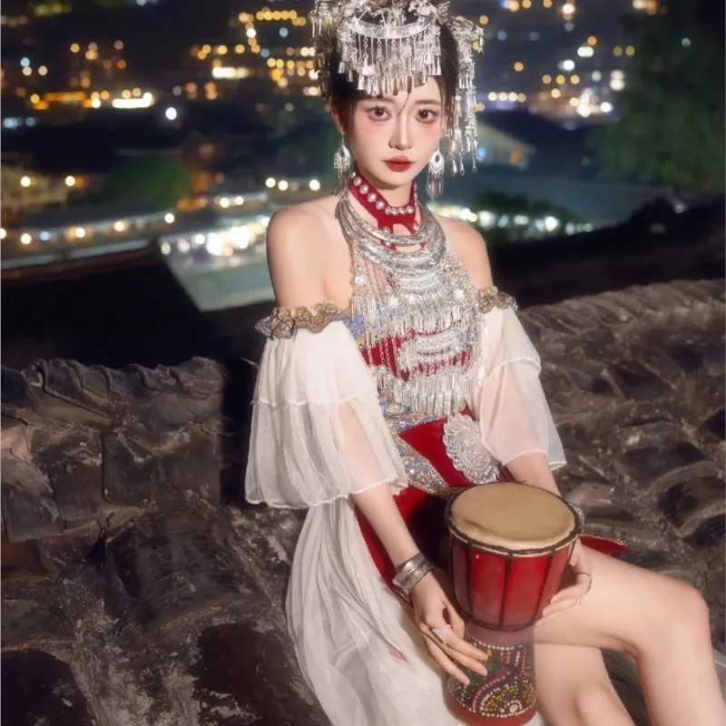 

Новые костюмы для фото и выступлений экзотических путешествий красной этнической группы.